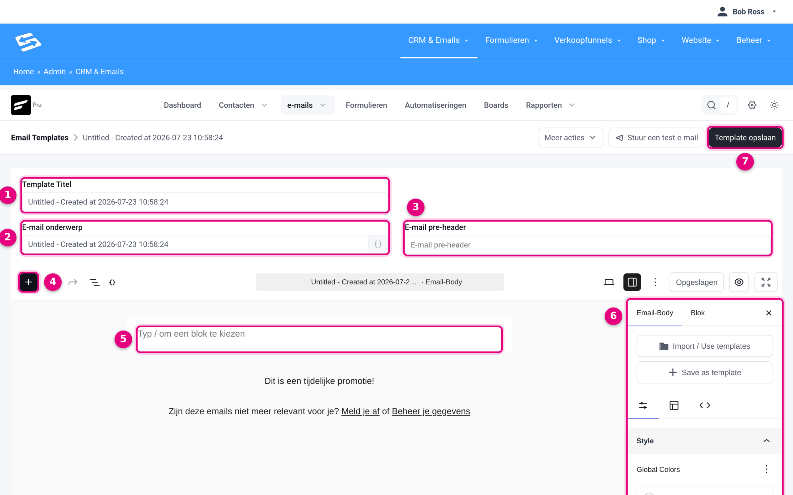 De e-mailtemplate editor met genummerde onderdelen: titel, onderwerp, pre-header, blok-inserter, canvas, rechterpaneel en opslaan-knop