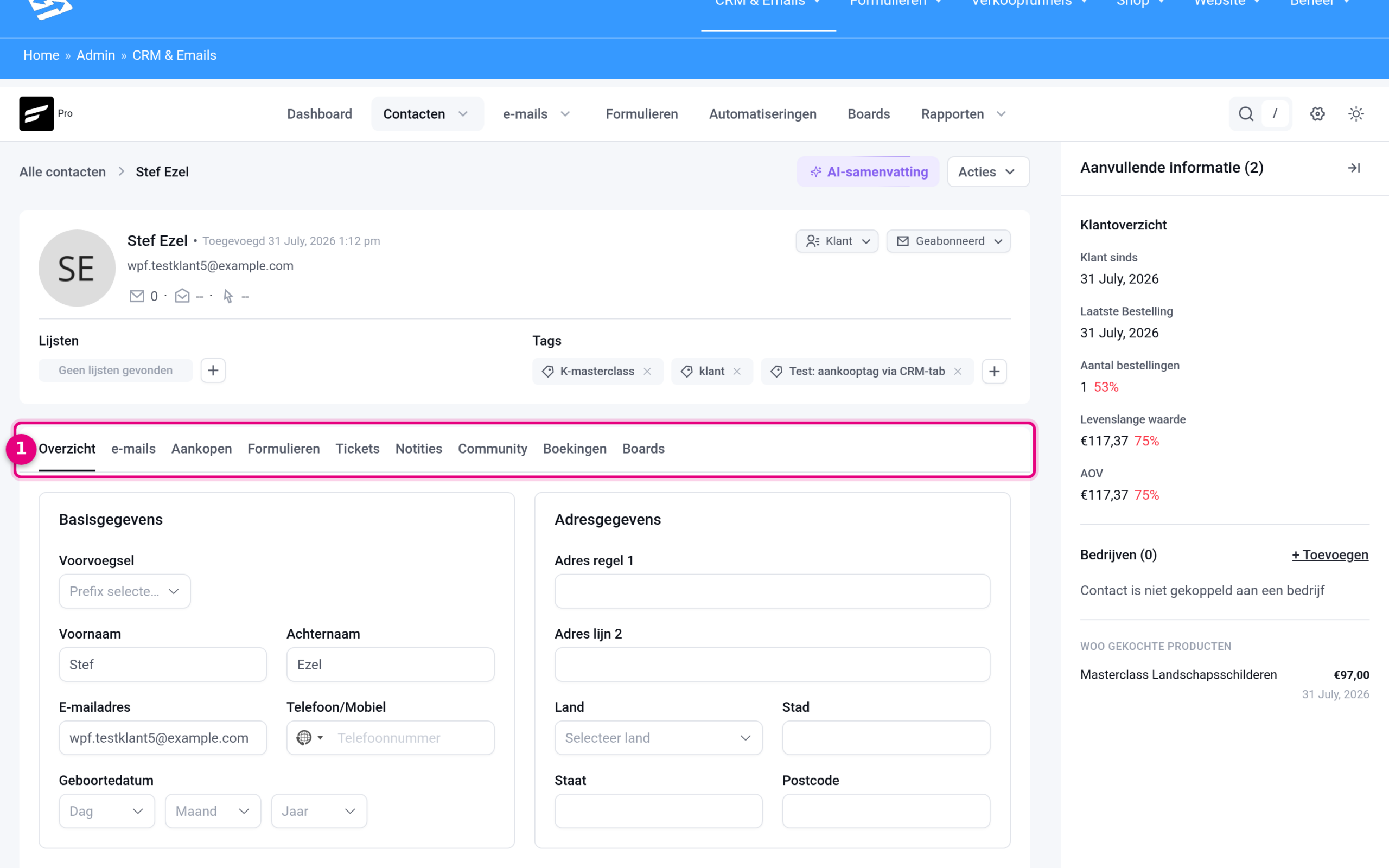 Het contactprofiel met de tabbladen voor e-mails, aankopen, formulieren en notities