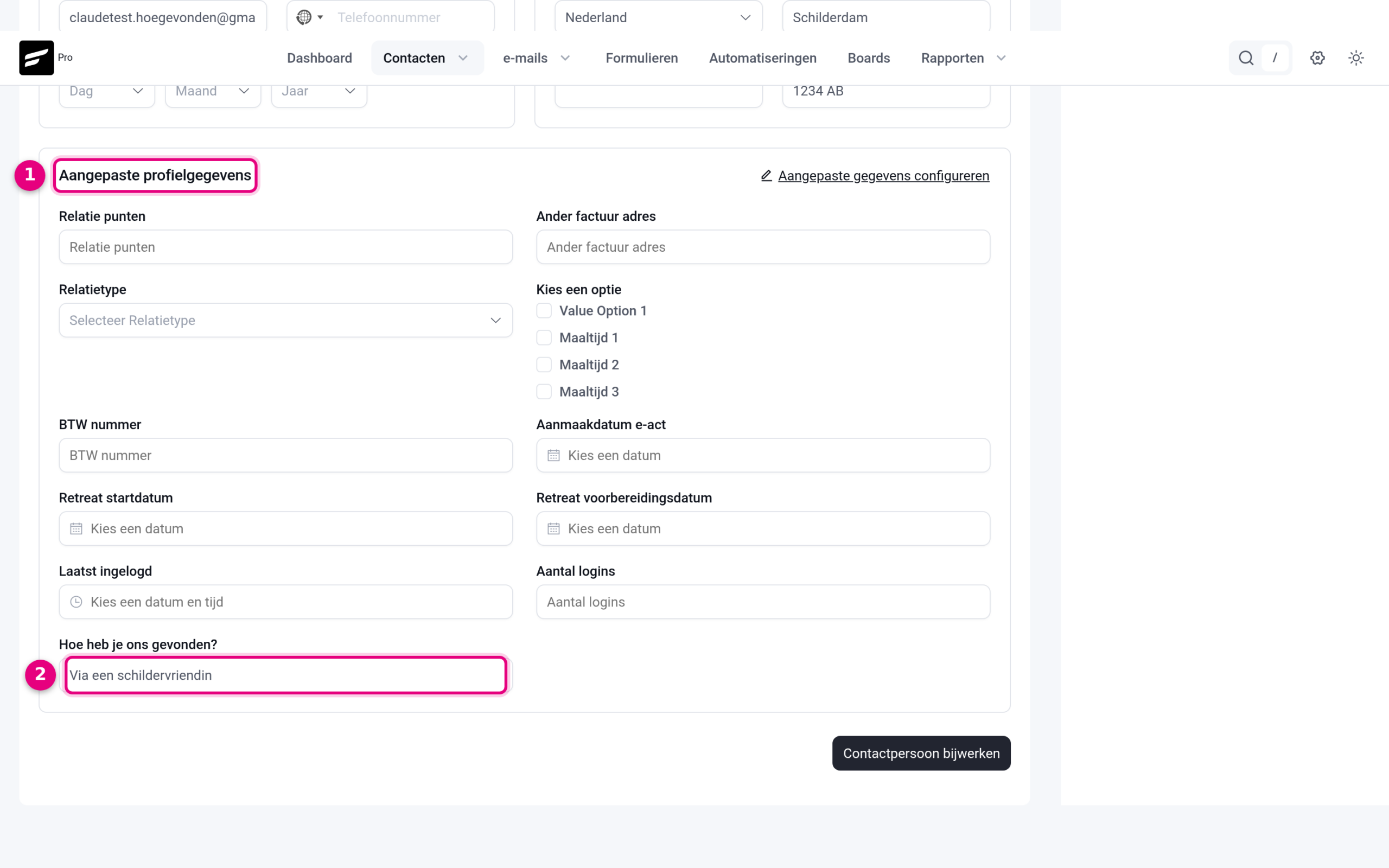 De contactkaart met het opgeslagen antwoord onder Aangepaste profielgegevens (1 en 2).